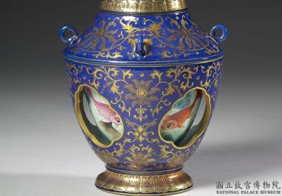 图片[2]-Revolving openwork vase in yang-ts’ai enamels on blue ground with fish, aquatic plant, and gold tracery decor-China Archive